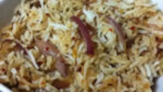 எப்போதும் ஒரே மாதிரியான சாதத்தை சாப்பிட்டு அலுத்து விட்டதா? அப்படியானால் ஒரு மாறுதலுக்கு இந்த ஆனியன் ரைஸ் செய்து பாருங்கள்!!
