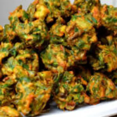 மொறு மொறுனு ஸ்நாக்ஸ் சாப்பிட பாலக் கீரை பக்கோடா இப்படி ட்ரை பண்ணி பாருங்க! ருசியாகவும் இருக்கும் ஆரோக்கியமும் கூட!