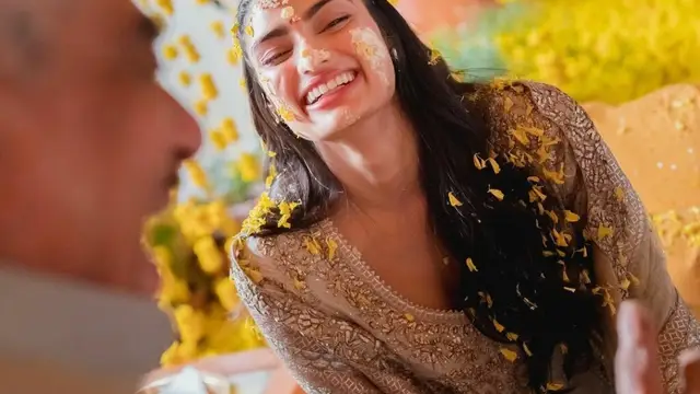 Athiya Shetty ने शेयर कीं हल्दी सेरेमनी की तस्वीरें, भाई अहान संग मस्ती करती दिखीं एक्ट्रेस