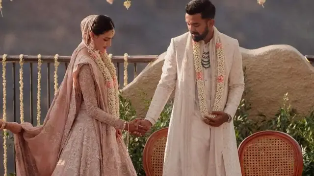 KL Rahul का हाथ थामकर Athiya Shetty ने लिए सात फेरे, सामने आई शादी की पहली तस्वीर