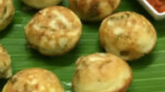 சுட சுட சூப்பரான முட்டை பணியாரம், உங்கள் வீட்டில் உள்ளவர்களுக்கு இப்படி செய்து கொடுத்து அசத்துங்கள்!
