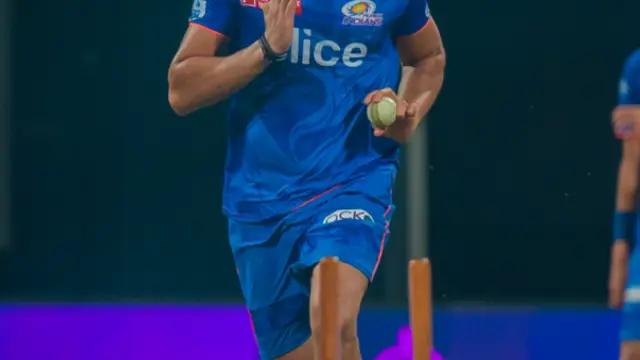 ரோஹித் அடித்த சிக்ஸர் மகிழ்ச்சியில் டக் அவுட்டில் அம்பயராக மாறிய அர்ஜுன் டென்டுல்கர் – வீடியோ உள்ளே.