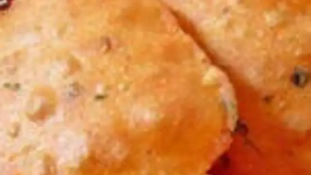 தக்காளி மிளகாய் பூரியை ஒரு முறை இப்படி செய்து  ருசித்து விட்டால் போதும்! பிறகு நம்ம வீட்டில் செய்யுற சாதாரண பூரியை தொடக்கூட மாட்டீங்க!