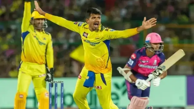 தோனி அடுத்த ஐபிஎல் போட்டியில் எனக்கு இந்த விஷயத்தை செய்வதாக கூறினார் – தோனியின் புகழ்பாடும் மஹீஷ் தீக்‌ஷனா