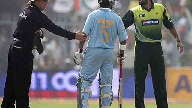 Ind Vs Pak: क्रिकेट के मैदान पर भारत और पाकिस्तान के बीच बड़ा विवाद, हाथापाई पर उतर जाते ये दो खिलाड़ी