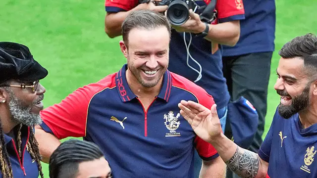 आईपीएल के 3 दिग्गज आये मैदान पर पर एक साथ, RCB टीम की फैन फॉलोविंग उड़ा देगी होश, विराट एंड कंपनी ने लांच की अपनी नई जर्सी