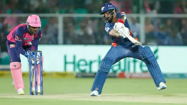 WATCH: स्टेडियम के बाहर KL Rahul ने मारा छक्का, तो खुशी से झूम उठी पत्नी अथैया