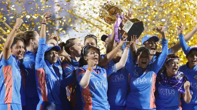 Harmanpreet Kaur ने जीत के बाद युवा खिलाड़ियों को सौंपी ट्रॉफी, वायरल वीडियो ने जीता फैंस का दिल