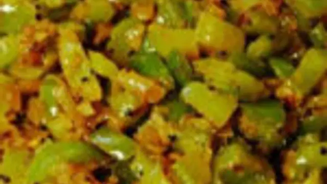 காரசாரமான குடைமிளகாய் பொரியல் இப்படி செய்து பாருங்கள்! சுடு சோறுடன் சாப்பிட ருசியாக இருக்கும்!