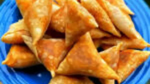 மாலை நேர ஸ்நாக்ஸாக சுட சுட சேப்பங்கிழங்கு சமோசா இப்படி செய்து பாருங்க!