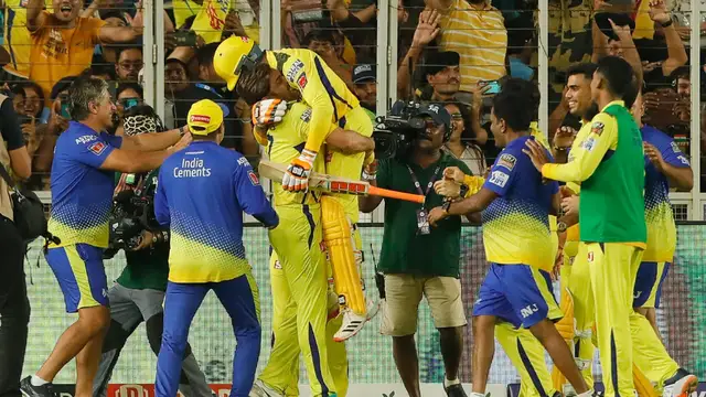 வீடியோ : இந்த அன்பிற்கு நான் இதுகூட ரசிகர்களுக்கு செய்யவில்லை என்றால் எப்படி – ஓய்வு குறித்து தோனியின் பதில்.