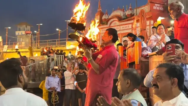 16 साल बाद पिता को दी अंतिम विदाई, गंगा में अस्थि विसर्जन कर भावुक हुईं एक्ट्रेस बेटी
