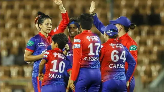 Delhi Capitals ने प्लेऑफ में बनाई जगह, टीम की सभी लड़कियों ने होटल के सामने किया जमकर डांस, वीडियो हुआ वायरल