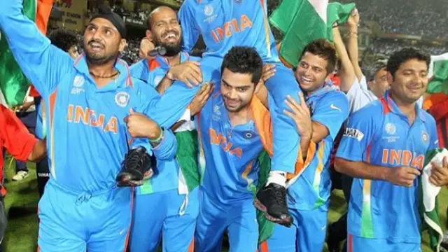 சச்சினை 2011 உலக கோப்பையில் தோனியோ அல்லது நானோ தோளில் தூக்காமல் கோலி தூக்க காரணம் இதுதான் – விளக்கமளித்த சேவாக்.