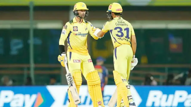 MS Dhoni ने जड़े 2 गेंदों में 2 तूफानी छक्के, तो रोने लगा गेंदबाज, वायरल हुआ VIDEO