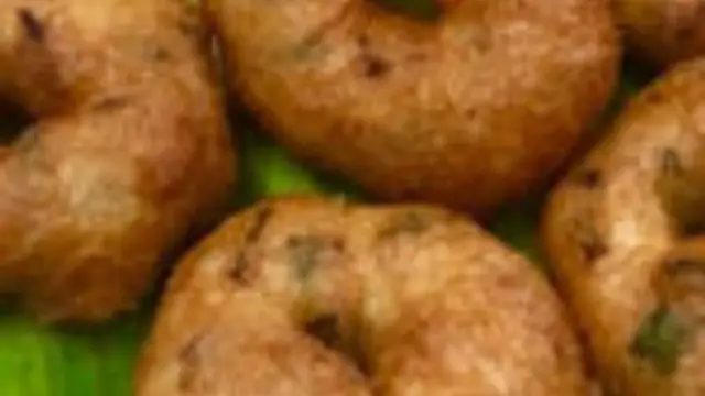 சூப்பரான மொறு மொறு கோஸ் உளுந்து வடை  ரெசிபியை இப்படி செஞ்சு பாருங்க. சுவை மிஸ்ஸே ஆகாது!