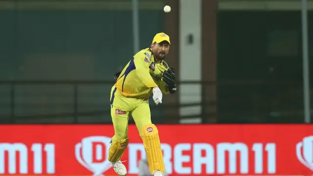 மின்னல் வேக ரியாக்சன் கொடுத்த தோனி, வின்டேஜ் தோனியை கண்ட CSK ரசிகர்கள்.