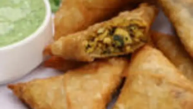 அசைவ பிரியர்கள் விரும்பி சாப்பிட ருசியான சிக்கன் சமோசா இப்படி ஒரு தரம் சுலபமாக வீட்டிலயே செய்து பாருங்கள்!