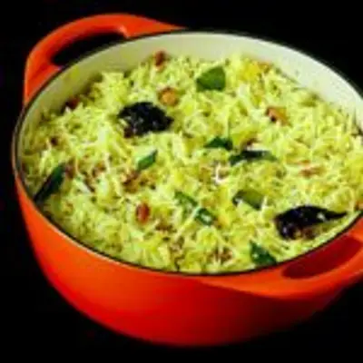 மதிய உணவுக்கு ருசியான மாங்காய் சாதம் இப்படி செய்து! அஹா இதன் சுவையே தனி தான்!
