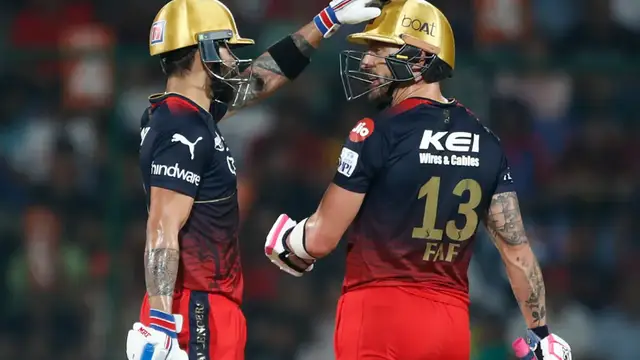 வீடியோ : சிறுவயது பயிற்சியாளரின் கால்களை தொட்டு வணங்கிய விராட் கோலி, உணர்ச்சிவசப்பட்ட தருணம்.