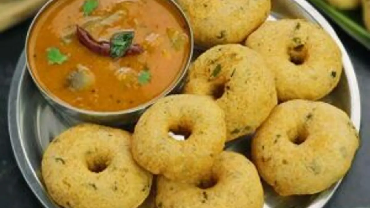 ब्रेकफास्ट में ट्राई करें मेदू वड़ा की आसान रेसिपी (Mendu Vada Recipe)
