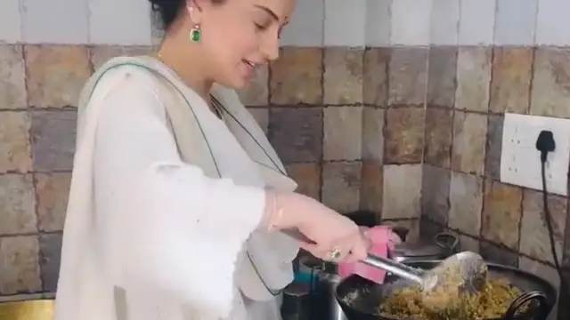 जन्माष्टमी भोग वीडियो पर ट्रोल हुईं कंगना रनौत, गैस न जलाने के सवाल पर दिया बेबाक जवाब